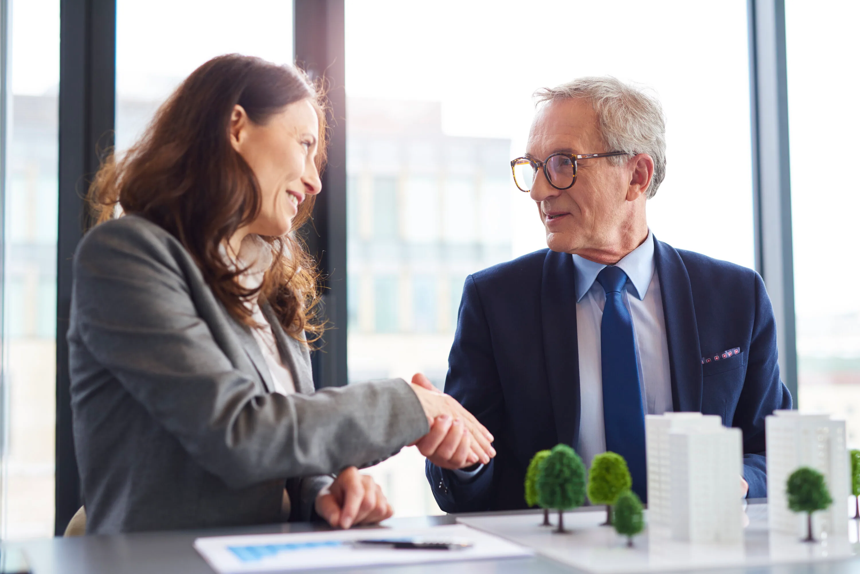 Loi Seniors 2025 : Ce qui change pour l’emploi, le dialogue social et les transitions professionnelles