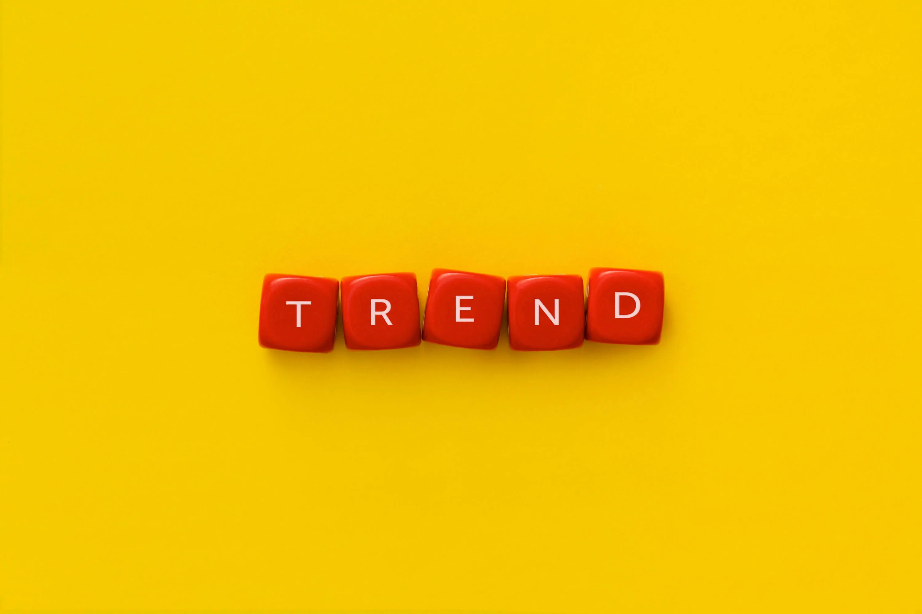 The word « Trend » on a red cubes