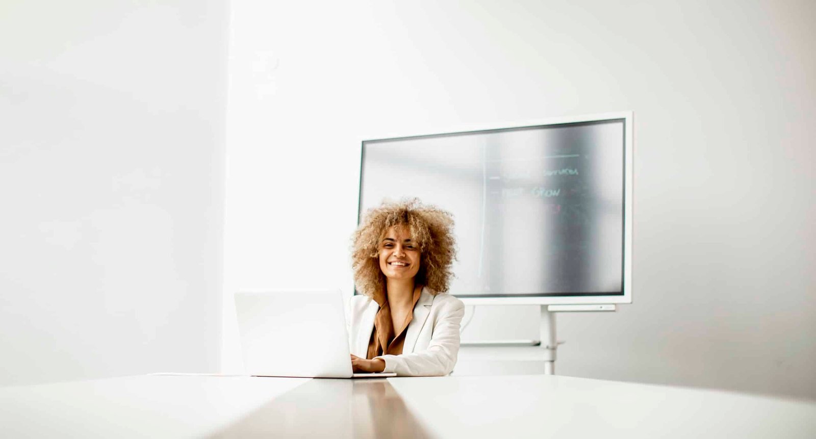 African American businesswoman sitting and working on laptop in Une femme derrière un écran qui fait une déclaration rh-post.fr