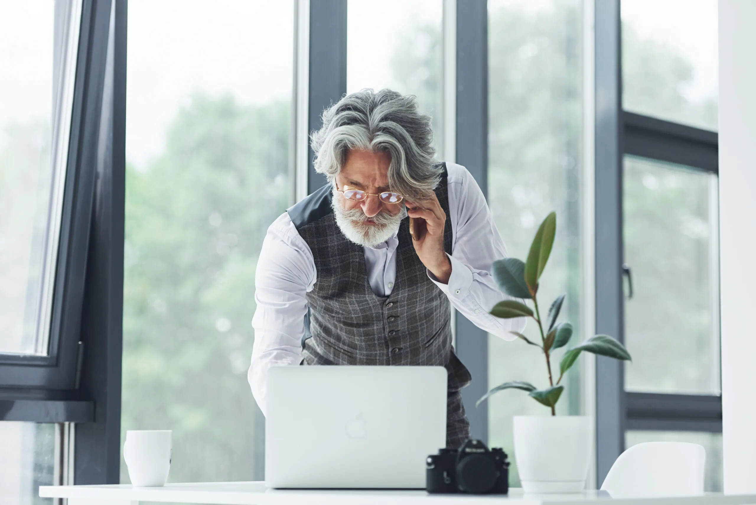Une personne e fin de carrière qui est dans son bureau.